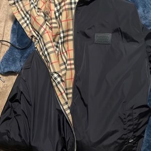 Hardly worn Burberry interchangeable jacket. Also with receipt.